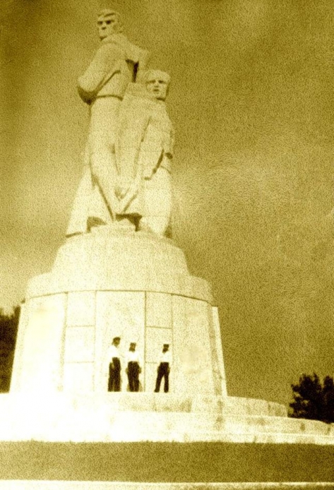 Памятник "Пантеон" (фото С.Кочнева)