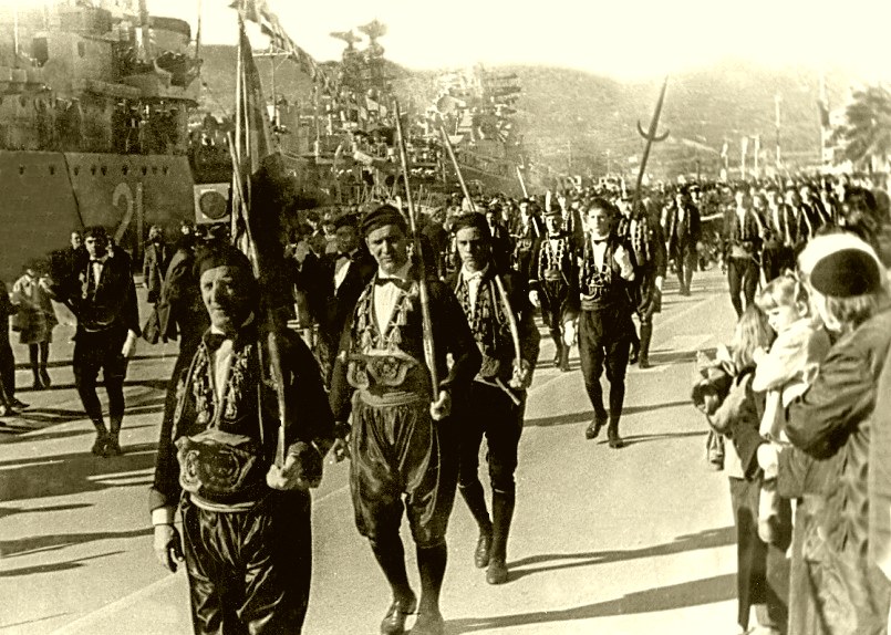 Парадное шествие жителей города Котор (фото С.Кочнева)