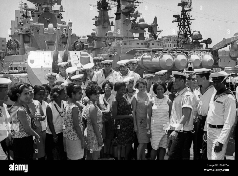 Кубинские женщины с нашими моряками