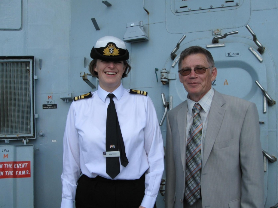 А это я с офицером флота Ее Величества.