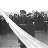 Кунсевич отдает честь, Шинкаревич перед флагом моряк Дараган держит флаг