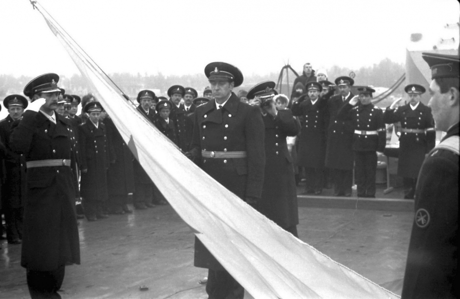 Кунсевич отдает честь, Шинкаревич перед флагом моряк Дараган держит флаг