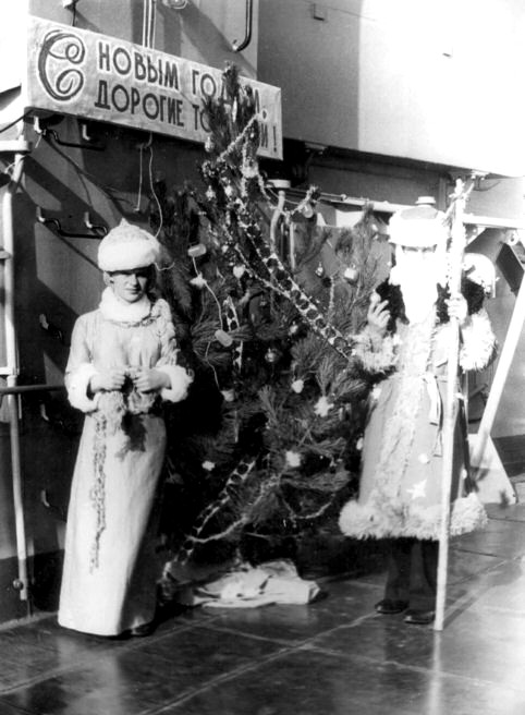 1975 год. Свои доморощенные Дед Мороз ( В. Лямин) и душечка "Снегурочка"