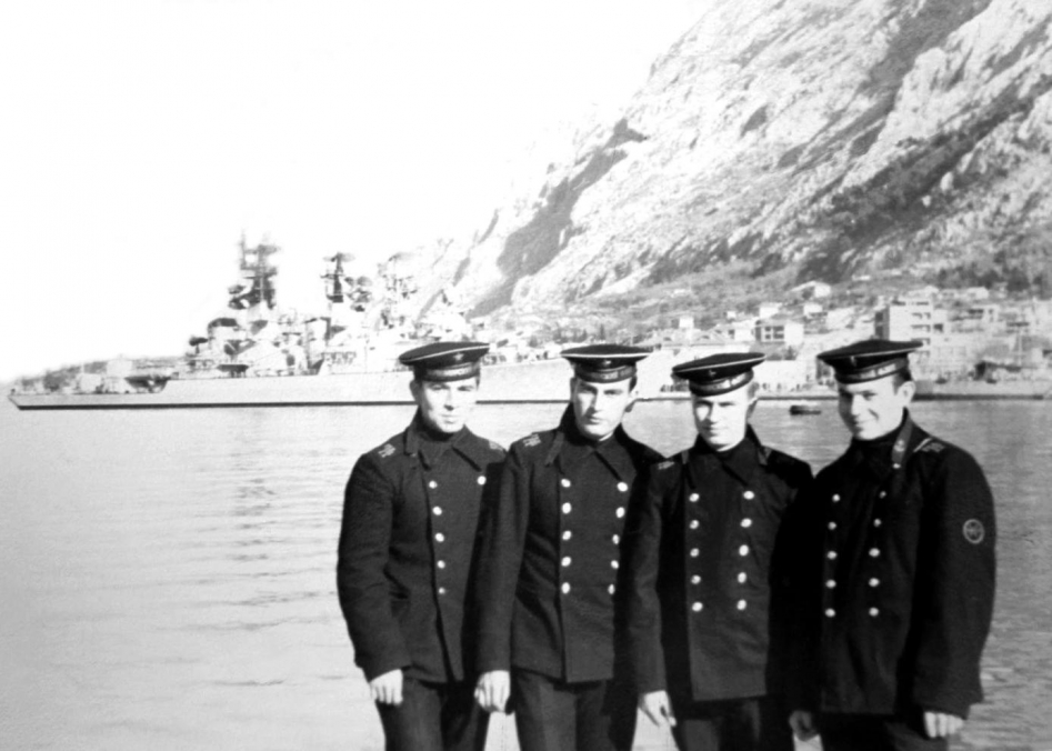На фото Жердев, Торцев, Демидов, Загной на фоне Которской бухты