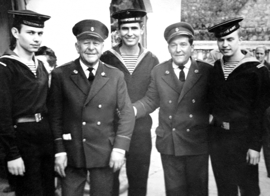 На фото Загной, Химич, Демидов с жителями г. Котор