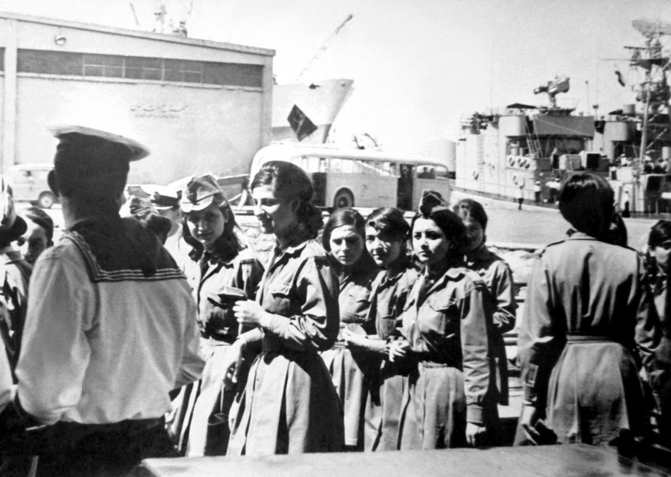 Встреча моряков РКР "Грозный" с сирийскими школьницами в военной форме