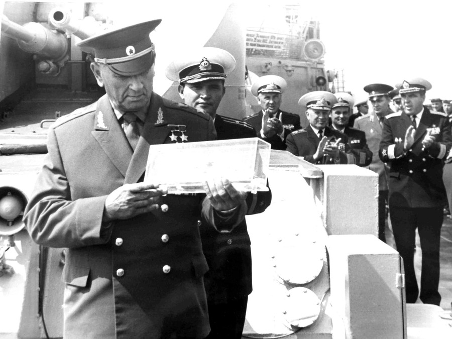 Министр Обороны СССР А.Гречко, командир крейсера В.Корнейчук