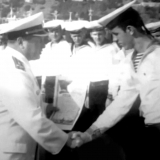 Командир Киселев В.Д. вручает грамоту 1981 год