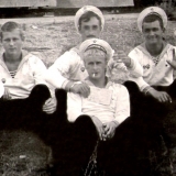 В середине: А.Семёнов, слева: Н.Андреев, Р.Лазария, Г.Топтыгин