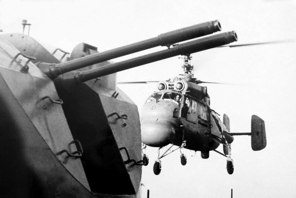 Взлет вертолета с ркр "Грозный"