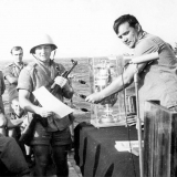 Командир корабля Корнейчук В.А.  награждает старшину 2 ст.  Кочергина А. Средиземное море, 1975