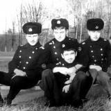 Лысенко, Князев, Масленников, я (сижу на траве). Балтийск, осень  1986 год
