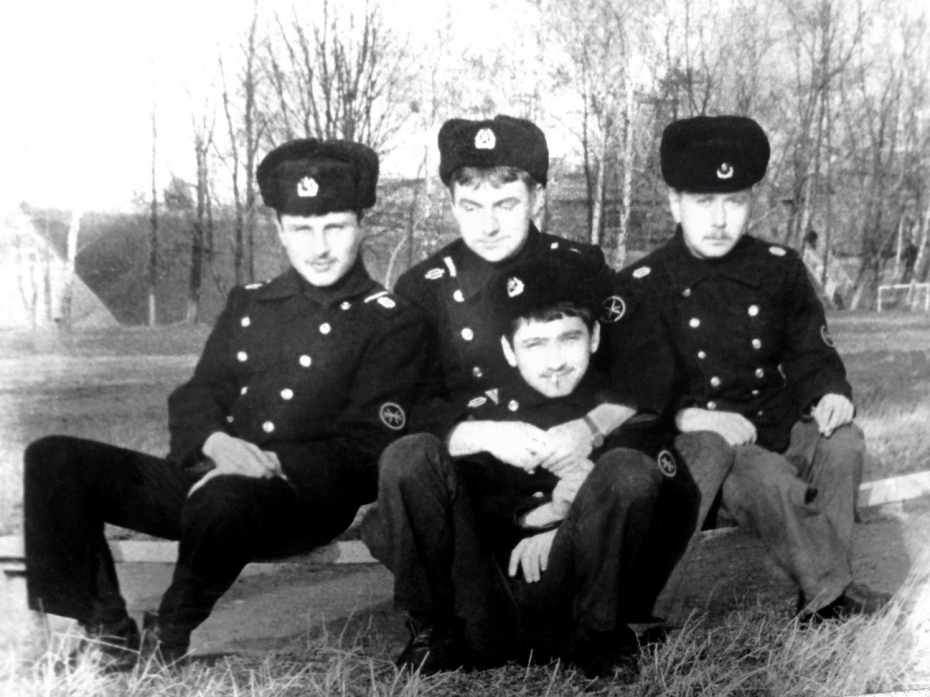 Лысенко, Князев, Масленников, я (сижу на траве). Балтийск, осень  1986 год