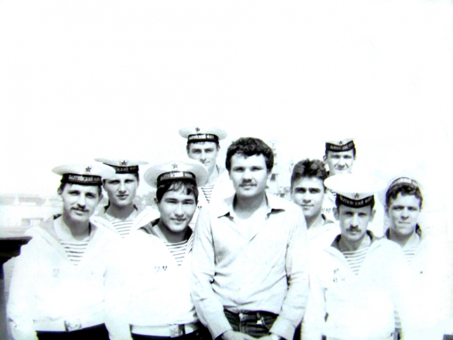 Побойкин уволился весной 86 года, а на День Флота пришел на корабль
