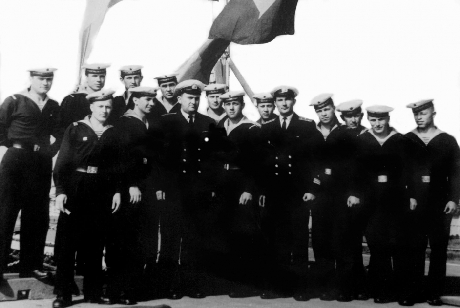 1963 год в центре мичман Шкимра и командир первой батареи Рындин В