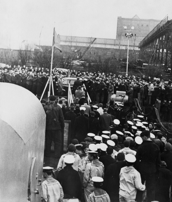 4 мая 1962 г. Представители флота и промышленности встречают Н. С. Хрущева у  трапа корабля на заводе им. А. А. Жданова.