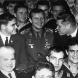 Фотография экипажа. (справа) В. Н. Боронтов, Ю. А. Гагарин Б. Н., Пастухов, ниже – В. Д. Ворыхалов.