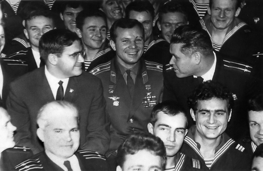Фотография экипажа. (справа) В. Н. Боронтов, Ю. А. Гагарин Б. Н., Пастухов, ниже – В. Д. Ворыхалов.