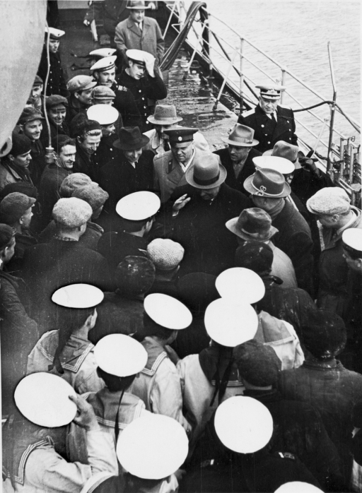 4 мая 1962 г. РКР «Грозный». Н. С. Хрущев приветствует моряков и представителей промышленности на палубе корабля.