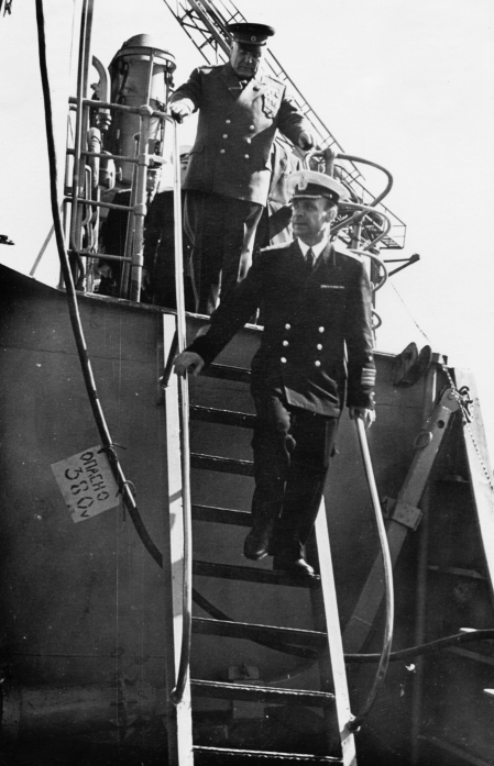 Посещение Н. С. Хрущевым 4 мая 1962 г. РКР «Грозный». Завод им. А. А. Жданова. Командир корабля проводит гостей по верхней палуб