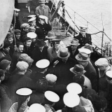 4 мая 1962 г. РКР «Грозный». Н. С. Хрущев приветствует моряков и представителей промышленности на палубе корабля.