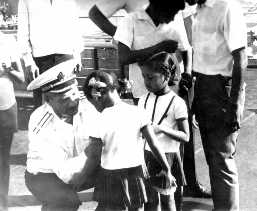 Кап-1 Дубягин начпо дивизии дарит значки кубинским детям