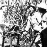 1969г. Куба. провинция Матансас заточка мачете перед рубкой сахарного тростника я Мельничук крутит точило и офицер