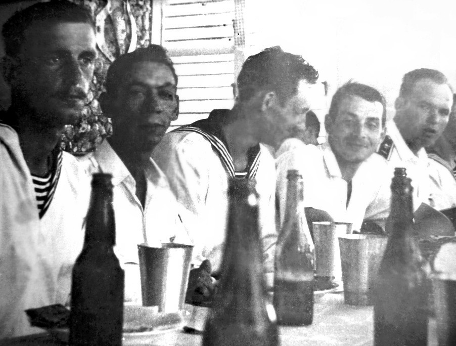 1969г. Куба. Гавана в ресторане после рубки тростника. Ресторан хотели арендовать канадцы но Фидель Кастро оставил его нам