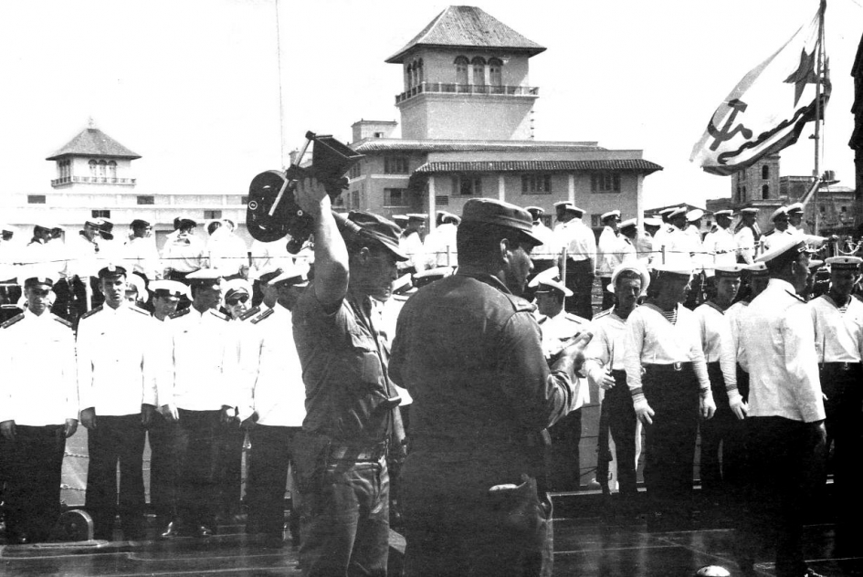 Посроение перед прибытием на корабль Рауля Кастро