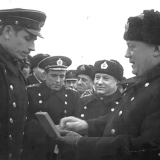 1967 год  адмирал Михайлин вручает медаль за Боевые Заслуги