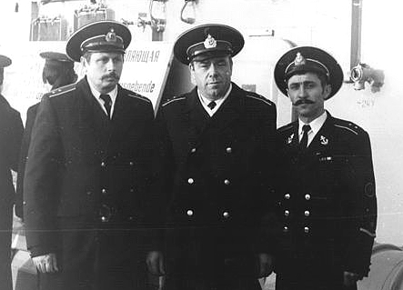 Справа мичман Глущенко Григорий ,в середине  адъютант  командующего, я.