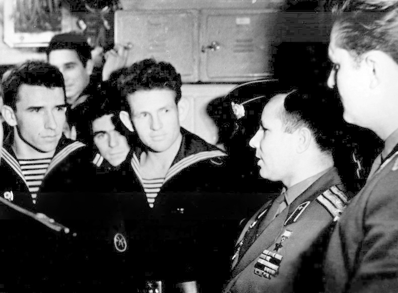 Юрий Гагарин на нашем крейсере. 1965 год.