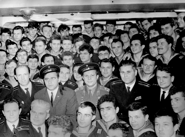 Юрий Гагарин на нашем крейсере. 1965 год.