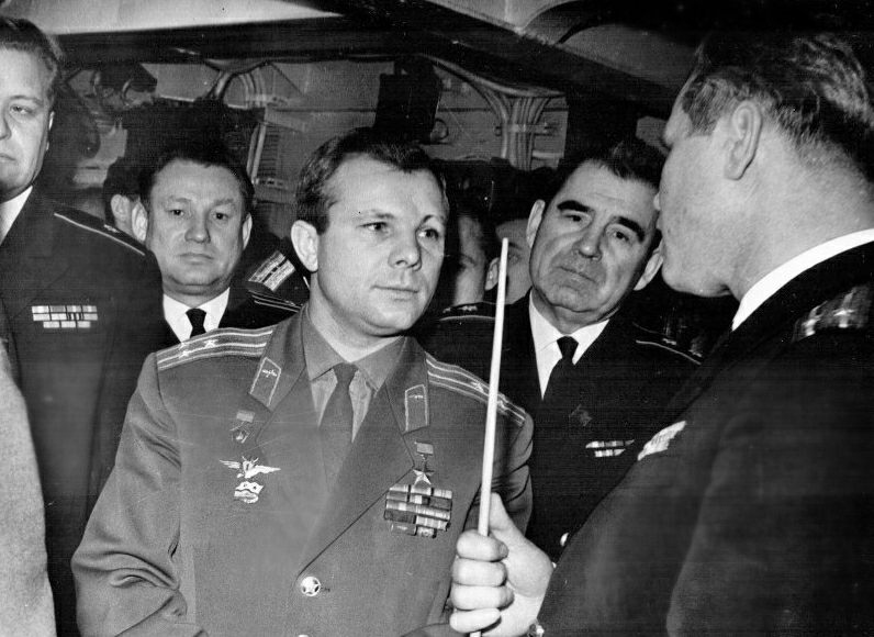 Юрий Гагарин на нашем крейсере. 1965 год.