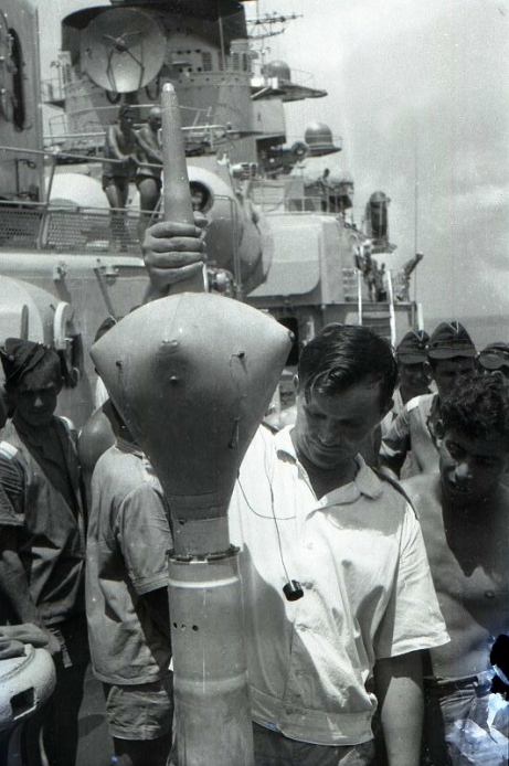 1969 г. Помощник командира корабля и поднятый на борт крейсера буй